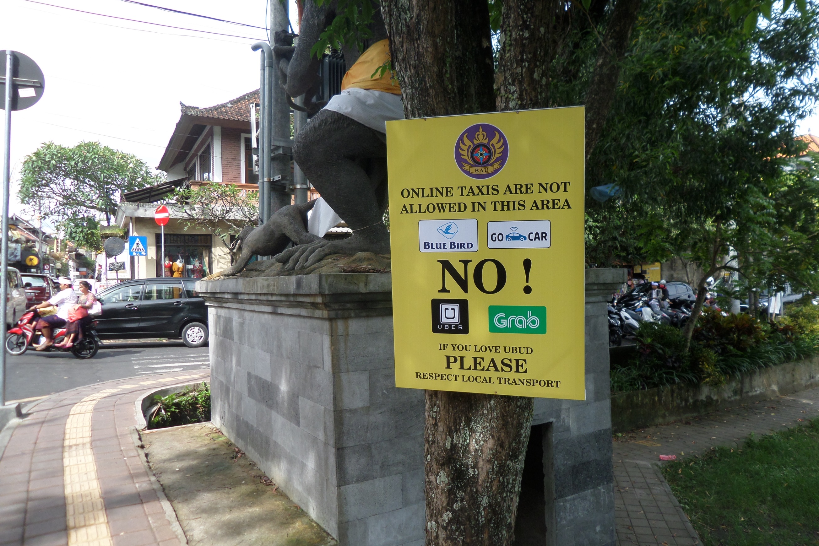 Sign in Ubud banning online taxis