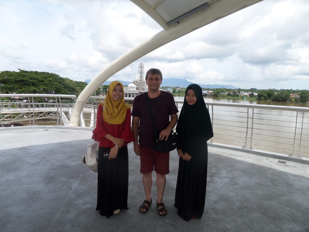 Kuching Golden Anniversary Bridge, to girls